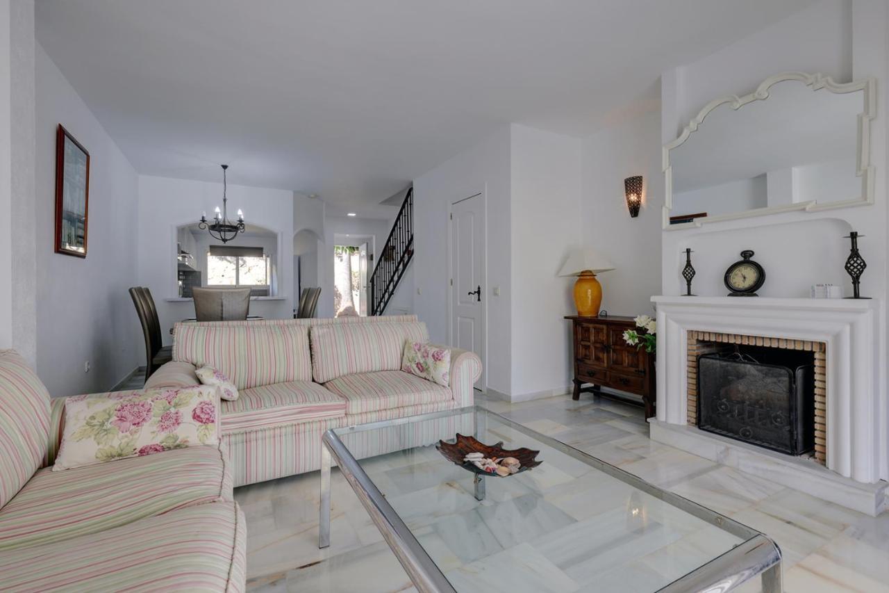 Quaint 2 Bedroom Townhouse With Pool Close To Sea! Benalmadena Exterior photo