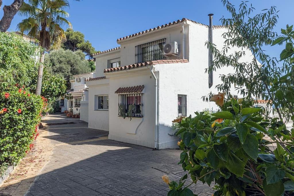 Quaint 2 Bedroom Townhouse With Pool Close To Sea! Benalmadena Exterior photo