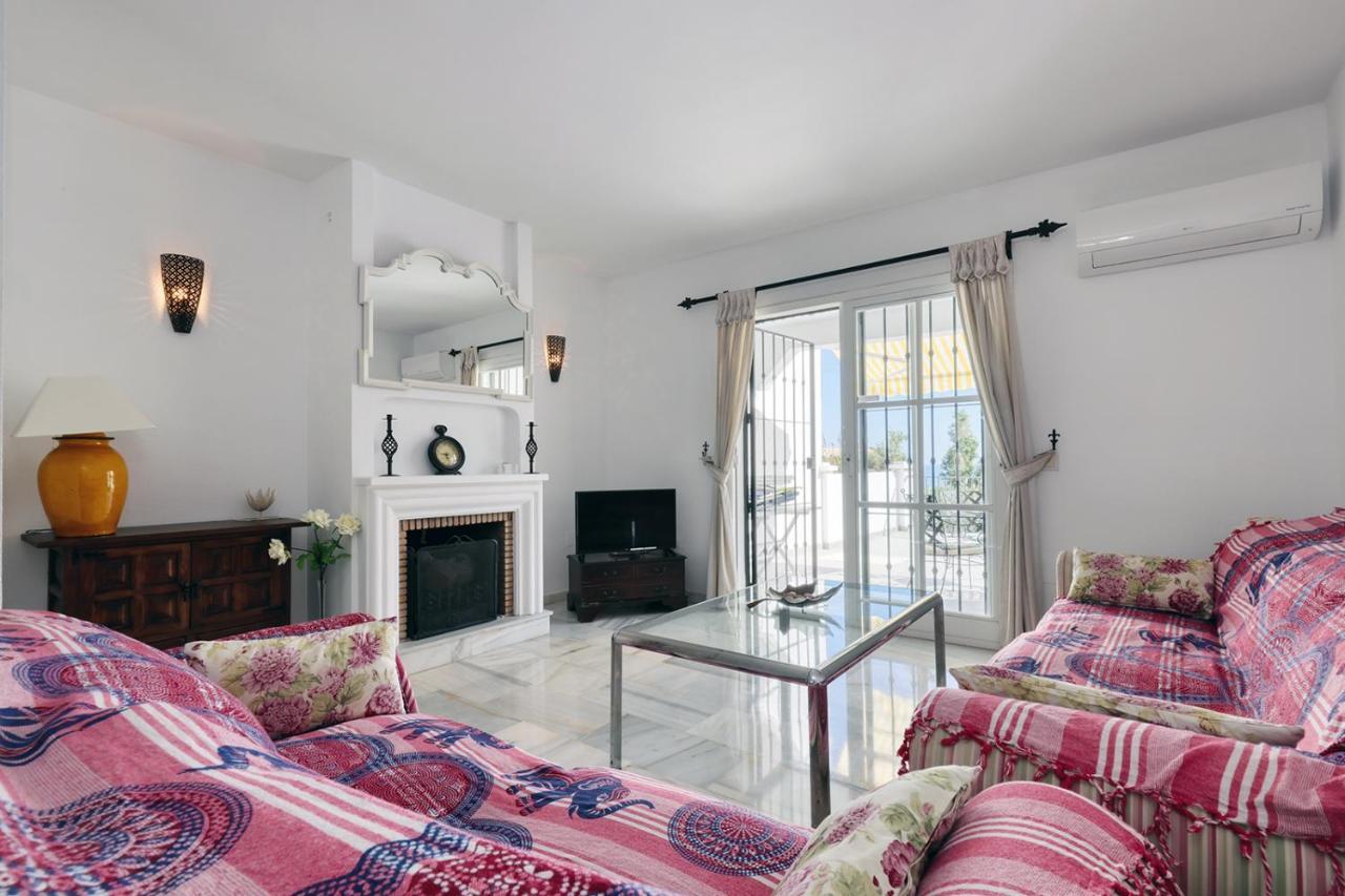 Quaint 2 Bedroom Townhouse With Pool Close To Sea! Benalmadena Exterior photo