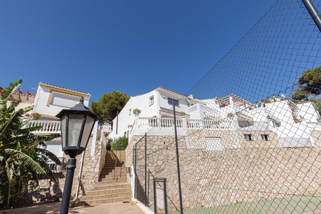 Quaint 2 Bedroom Townhouse With Pool Close To Sea! Benalmadena Exterior photo